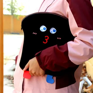 Primo piano di custodia per tablet in peluche nera a forma di toast con ricamo