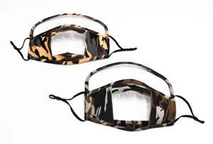 Detail der Camouflage-Baumwollmaske mit transparentem Fenster für das Lippenlesen
