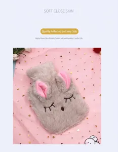 Gros plan de housse de bouillotte lapin en peluche douce avec yeux brodés dormants