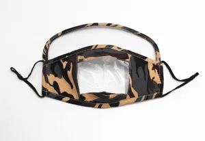 Detailaufnahme einer Camouflage-Baumwollmaske mit transparentem Fenster zum Lippenlesen