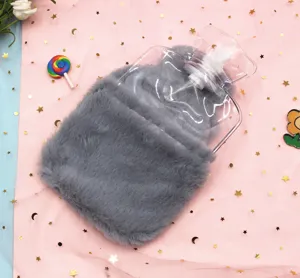 Gros plan d'une bouillotte en peluche grise avec une housse en fausse fourrure douce