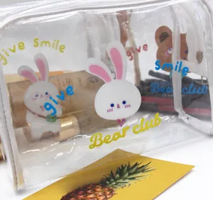 Primo piano di una borsa cosmetica trasparente con stampe di conigli e orsi