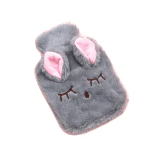 Vue détaillée de la housse de bouillotte en peluche lapin gris aux oreilles roses