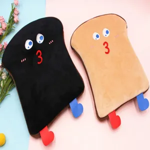 Primo piano di custodie in peluche a forma di toast con simpatici volti di cartone.