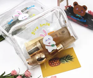 Dettaglio della borsa cosmetica trasparente impermeabile con coniglio carino