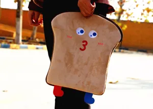 Custodia per iPad in peluche a forma di toast con viso a cartone animato e piedi