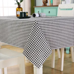 Tovaglia classica a quadri neri e bianchi per tavolo da pranzo e scrivania casa.
