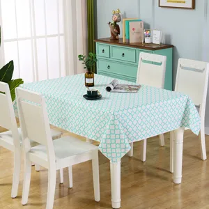 Vista dettagliata di tovaglia rettangolare con motivo geometrico blu e bianco per arredamento.