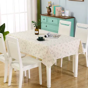 Dettagli della tovaglia floreale moderna con elegante design di stampa e trama di tessuto pulita.