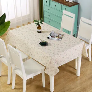 Vista dettagliata della tovaglia rettangolare con stampa floreale e finitura in tessuto fine.