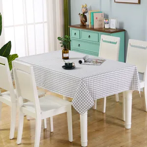 Vista dettagliata della moderna tovaglia a quadri bianchi e neri in una sala da pranzo.