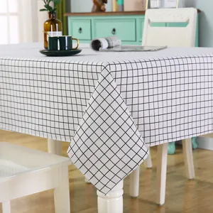 Dettaglio tovaglia a quadretti neri e bianchi, stile decorazione casa minimalista.
