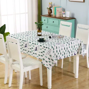 Tovaglia rettangolare con motivo di alberi verdi e cervi per la decorazione della sala da pranzo.
