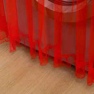 Detailansicht der roten Spitzen-Waschmaschinen-staubschutzhülle, transparenter Netzstoff mit rüschen.