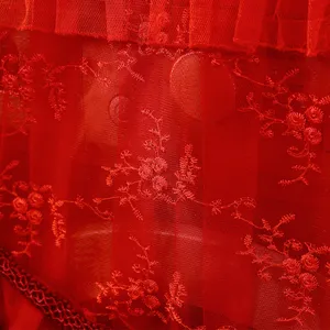 Rote Spitzen Waschmaschinenabdeckung Detail, bestickter Blumengewebe, elegante Heimdekoration.
