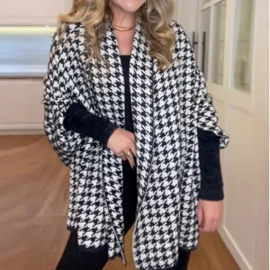 Oversized houndstooth cape scarf for women, thick knitted poncho shawl for autumn and winter.