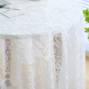 Gros plan d'une nappe en dentelle française blanche avec motifs de broderie