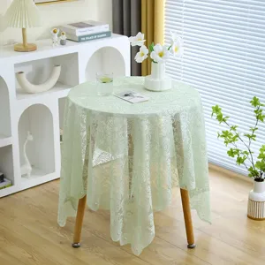 Détail de style de vie de la nappe en dentelle française vert clair avec broderie.
