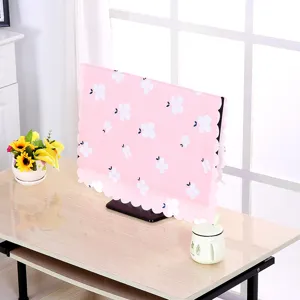 Detailansicht einer rosa floralen Computerbildschirm-Staubschutzhülle mit Wellenkante.