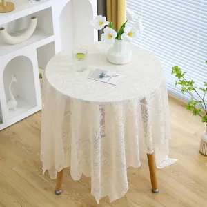 Vue détaillée d'une élégante nappe en dentelle blanche sur une petite table ronde