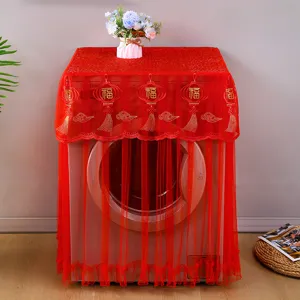 Rote Spitzen-Waschmaschinen-Staubschutzhülle mit Glückssymbol-Stickerei und Zierquasten.
