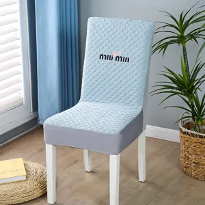 Vista dettagliata della fodera per sedia da pranzo elastica trapuntata in colore azzurro.