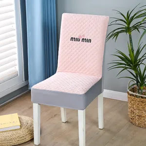 Fodera per sedia da pranzo elastica con design trapuntato rosa e grigio, copertura universale.