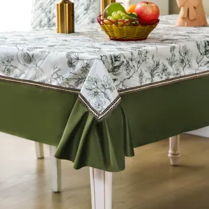 Nappe élégante à imprimé botanique et jupe plissée verte pour la décoration de la table.
