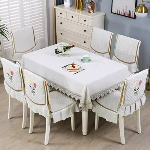 Set coprisedia e tovaglia trapuntata beige con ricamo di tulipani per decorazione sala da pranzo.