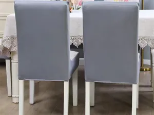 Dettaglio coprisedia elasticizzato grigio per sala da pranzo tessuto protettivo.