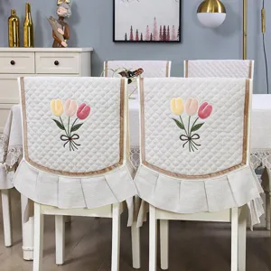 Set fodere per sedie da pranzo trapuntate con elegante ricamo di tulipani e bordo con volant.