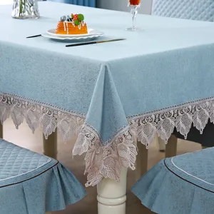 Tovaglia azzurra con elegante pizzo, bella copertura per tavolo da pranzo e cuscini coordinati.