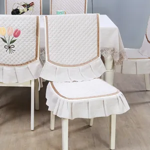 Set di fodere e cuscini trapuntati per sedie da pranzo con eleganti volant e tulipani.