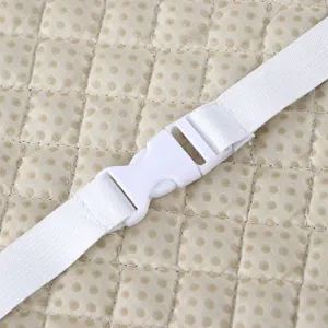 Primer plano detalle correa elastica hebilla y tela acolchada antideslizante para fundas.