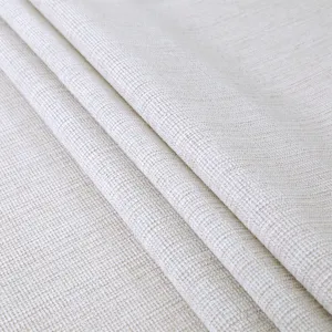 Dettaglio tessuto lino beige testurato, primo piano di materiale piegato per tovaglie e coperture.