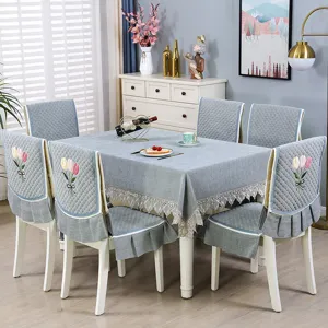 Set di coprisedie da pranzo e tovaglia trapuntati grigi con raffinato ricamo di tulipani.