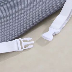 Detalle de funda para silla de comedor de malla gris, tela transpirable con elástica.