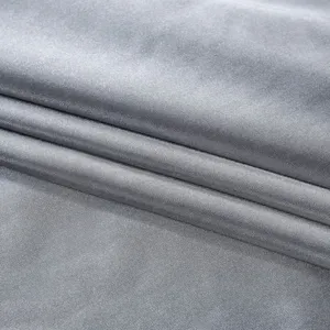 Gros plan de texture de tissu gris, matériau textile lisse de qualité pour housses.