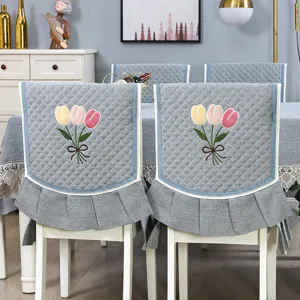Set fodera per sedia da pranzo trapuntata grigia e tovaglia con elegante ricamo di tulipani e volant.