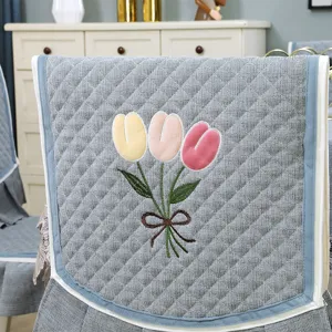 Fodera per sedia da pranzo trapuntata grigia con elegante design di tulipani ricamati.