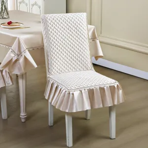 Housse de chaise de salle à manger matelassée avec bordure en dentelle couleur champagne.