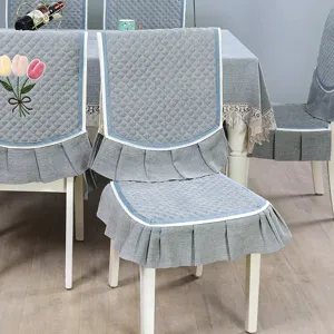 Set fodere per sedie da pranzo trapuntate grigie con ricamo di tulipani e coordinata tovaglia.