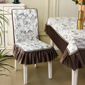 Housse de chaise de salle à manger matelassée motif botanique avec jupe à volants marron.