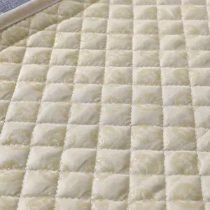 Dettaglio cuscino sedia mattonato con elegante motivo circolare, tessuto morbido, bellissima casa.