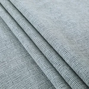 Primo piano di tessuto intrecciato strutturato grigio, ideale per cuscini e arredamento casa.