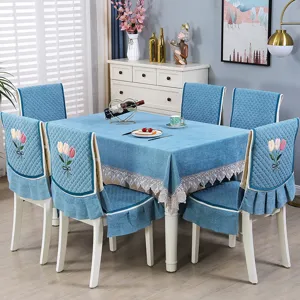 Set di fodere per sedie da pranzo trapuntate blu e tovaglia coordinata con ricamo di tulipani.