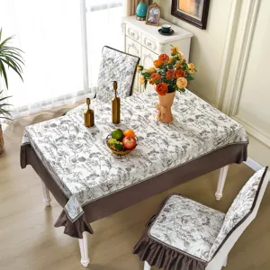 Élégante nappe florale et housse de chaise rembourrée, ensemble de décoration universel.