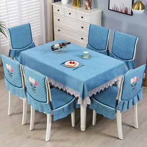 Vista dettagliata del set di cuscini per sedie da pranzo e tovaglia trapuntati blu.