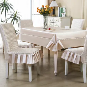 Housse de chaise de salle à manger matelassée et nappe, protecteur de siège antidérapant beige.