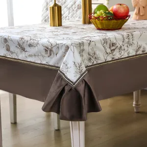 Nappe rectangulaire à imprimé botanique de style européen avec jupe plissée marron pour décoration.